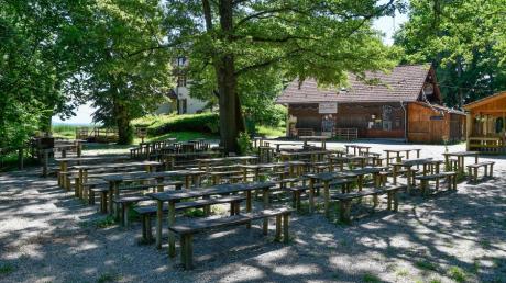 Noch herrscht gähnende Leere im Biergarten der Alten Villa. in Utting/Holzhausen. Doch noch in diesem Sommer soll sich das mit neuen Pächtern ändern. 