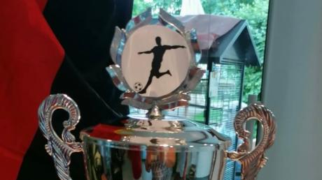 Im Seniorenzentrum Dietenheim gibt es einen eigenen EM-Pokal. Der wartet auf den Sieger des hauseigenen Tippspiels.