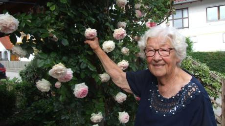Jaroslava Biebl hat viel erlebt, immer hart gearbeitet. Auch mit 91 Jahren ist die Rosenliebhaberin noch sehr fit. Ein neu gekauftes Auto unterstützt ihre Mobilität. 