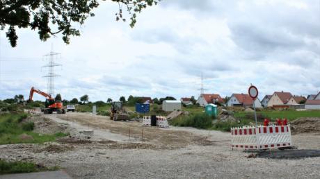 Die Erschließungsarbeiten für das neue Baugebiet südlich der Rainstraße in Oberottmarshausen laufen. Bürgermeister Andreas Reiter zufolge beschäftigt sich der Gemeinderat im Herbst mit der Vergabe der 38 Grundstücke. 