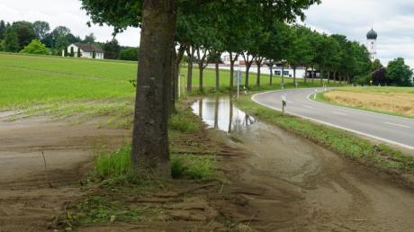 So sah der Radweg zwischen Todtenweis und der Lutz-Siedlung in Aindling nach einem Starkregen im Juni aus. Vom südlich gelegenen Acker wurden Wasser- und Schlammmassen auf den Geh- und Radweg geschwemmt.