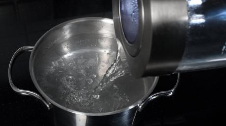 In Osterberg müssen die Bürger derzeit das Trinkwasser abkochen. Es wurden Keime im Wasser gefunden.