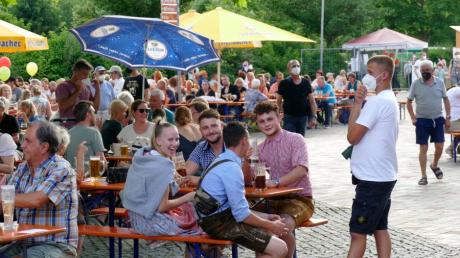 Die Stimmung war ausgelassen bei der Biergarten-Gautsch in Königsbrunn. In diesem Jahr wird fünf Tage vor der Eisarena gefeiert. 