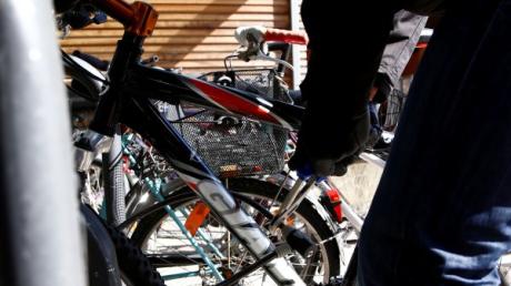 Diebe haben in Aufheim und Wullenstetten zwei Herren-Fahrräder gestohlen, die abgeschlossen waren.  