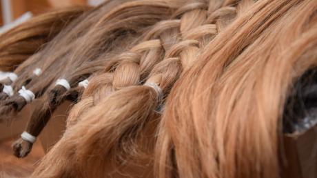 Über eine Haarspende können Frauen und Männer mit der lang gehegten Mähne etwas Gutes tun, wenn sie keine Lust mehr auf sie haben. Die Haare können nämlich zu Perücken verarbeitet werden.