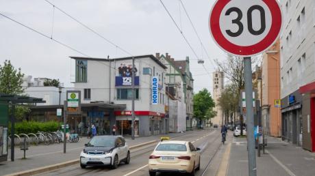 Seit mehr als zehn Jahren gilt in der Augsburger Straße Tempo 30.