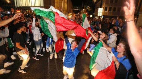 Fans der italienischen Nationalmannschaft feiern in Ulm den Einzug des Teams ins Finale der Fußball-EM.