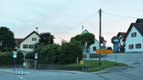 Die Dorfmitte von Konradshofen rund um das Gemeinschaftshaus soll aufgewertet, barrierefrei und auch verschönert werden.