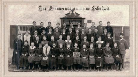 Mit einem alten Schulfoto aus Baindlkirch von den Jahrgängen 1906 bis 1909 hoffen die Archivare, noch Zeitzeugen zu finden. Diese sollen sich im Archiv melden.
