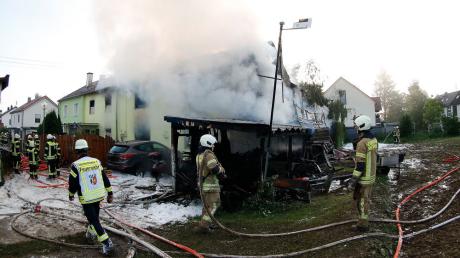 Das Haus in Mering ist völlig ausgebrannt. Zwei Bewohner waren bei dem Feuer gestorben.