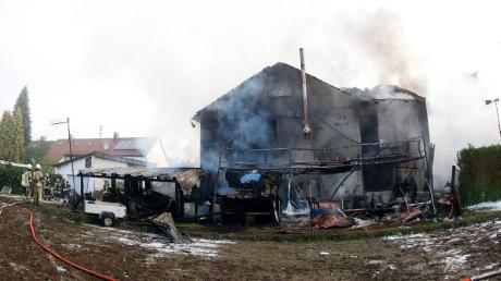 Ein Wohnhaus brannte am Samstag in Mering nieder.
