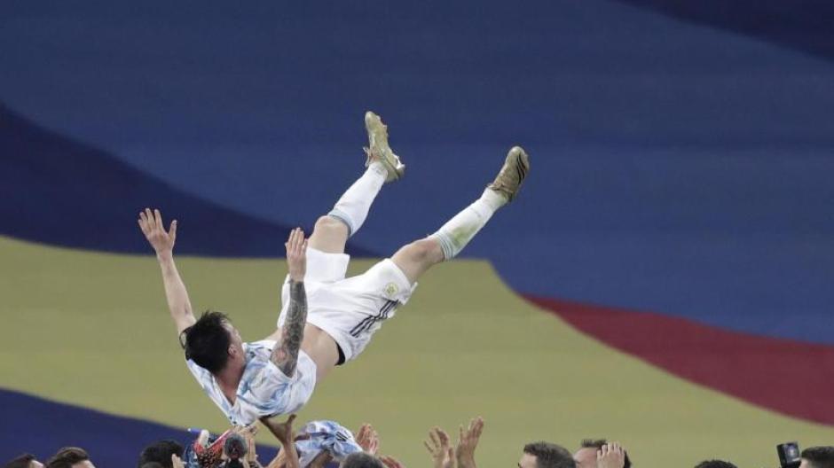 La estrella del fútbol Lionel Messi celebra la victoria sobre Brasil con sus compañeros Lionel Messi - Argentina abraza la derrota después de 28 años en la final de la Copa América.