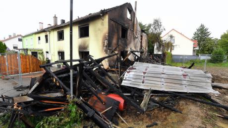 Am Tag danach wird das ganze Ausmaß des Wohnhausbrandes in Mering sichtbar. Dort starben am Samstag zwei Menschen in den Flammen.
