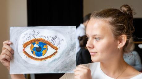 Die 14-jährige Albina Ballert ist die Preisträgerin des Augsburger Friedensbilds 2021.