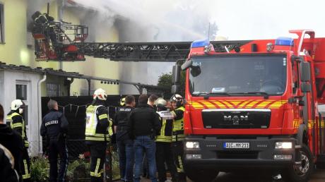 Die Feuerwehren aus Mering, Merching und Kissing löschten mit einem Großaufgebot bei dem Wohnhausbrand in Mering. 