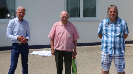 Bürgermeister Lorenz Müller hielt für den Jubilar Peter Reißer die Laudatio. Andreas Rohrer (von links) bedankte sich für das unbezahlbare Engagement beim SV Schwabegg.
