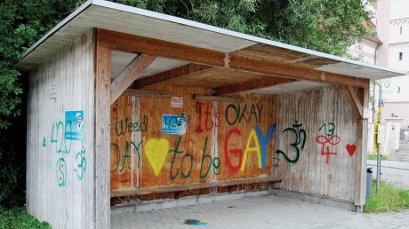 Unbekannte haben vor kurzem ein Buswarte-Häuschen in der Gemeinde Balzhausen mit Farbe beschmiert. Jetzt sucht die Gemeinde Zeugen.