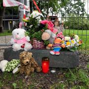 Große Trauer herrschte nach dem tödlichen Baumsturz im Juli 2021 auf dem Spielplatz in Augsburg-Oberhausen. Ein Ahorn war oberhalb des Wurzelwerkes abgebrochen und hatte ein kleines Mädchen erschlagen.