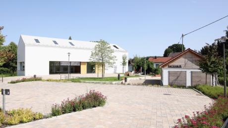 Das Bürgerhaus in Mönstetten mit seinem Backhaus: 2019 war die Einweihung, jetzt wurde das Projekt mit einem Staatspreis ausgezeichnet.