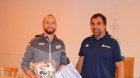 Den Kreisklassen-Aufsteiger SV Hurlach (links 3. Abteilungsleiter Felix Dröge) ehrte Gruppen-Spielleiter Markus Heider.