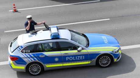 Ein 30 Jahre alter Autofahrer hat einen Unfall auf der A7 zwischen Altenstadt und Illertissen verursacht. Dafür wurde er mit einem Verwarnungsgeld belangt.  