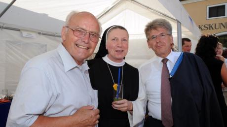 Rudolf Oberlander (links) in Aktion: Hier beim Landkreisfest im Jahr 2010 mit Äbtissin Gertrud Pesch und Kreissparkassen-Vorstand Richard Fank.