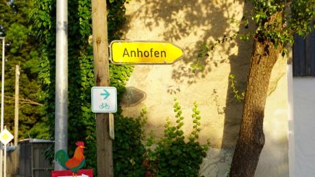 Seit langem geplant ist ein Radweg von Kissendorf nach Anhofen. Der grüne
Wegweiser mit dem Fahrrad weist bislang nur auf eine Radroute hin und nicht
auf einen Radweg in Richtung Anhofen.