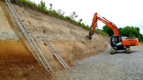 Die verschiedenen Bodenschichten auf dem Hochfeld bei Bobingen sind in der Kiesgrube der Firma Lauter Beton gut zu sehen.