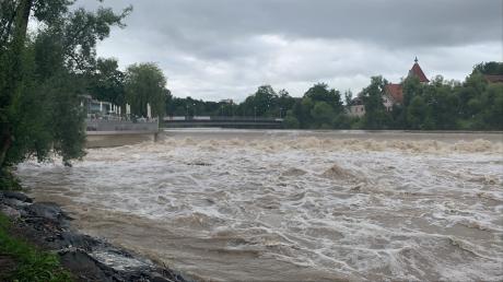 Der Pegel der Iller in Kempten ist in der Nacht zu Freitag gestiegen. Wegen des leichten Hochwassers ist der Fluss aufgewühlt.