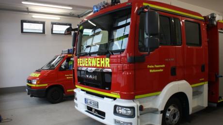 Der Fuhrpark der Freiwilligen Feuerwehr Wattenweiler wird erneuert. Der Gerätewagen hinten wird durch einen Mannschaftstransportwagen ersetzt.