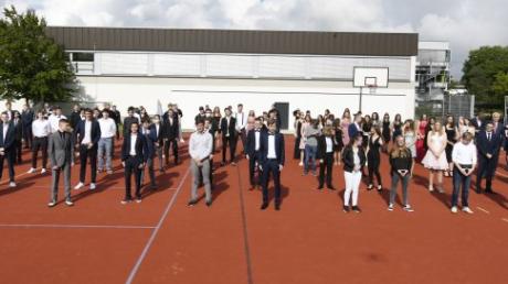 Abitur am Dossenberger-Gymnasium in Günzburg: 101 Abiturientinnen und Abiturienten sind verabschiedet worden.