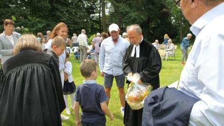 Viele Besucher nutzten die Gelegenheit, um sich persönlich von Pfarrer Winfried Stahl zu verabschieden.