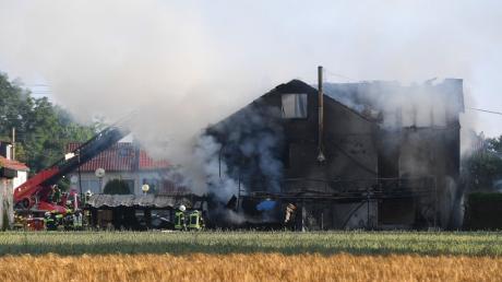 Die große Brandstelle macht es den Ermittlern schwer, die genaue Brandursache festzustellen. Bei dem Feuer in Mering waren am vergangenen Samstag zwei Menschen ums Leben gekommen. 