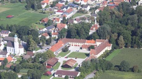 Vor allem in Mühlhausen und im Hauptort Affing, hier mit Kirche (links), Schloss (Mitte hinten) und Schlosshof (Mitte vorne), werden Bauplätze nachgefragt.