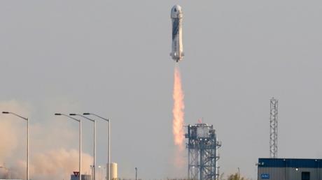 Die "New-Shepard"-Rakete von Amazon-Gründer Jeff Bezos Firma Blue Origin startet vom US-Bundesstaat Texas aus ihren Kurz-Ausflug ins Weltall. 