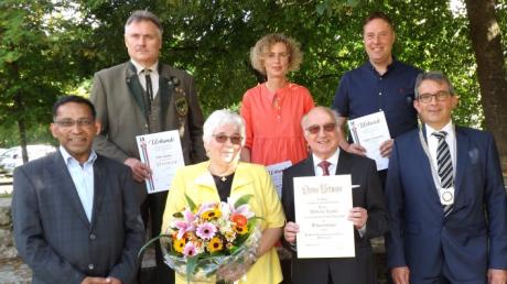 Wilhelm Knoll (Mitte) ist neuer Ehrenbürger von Langenneufnach. 