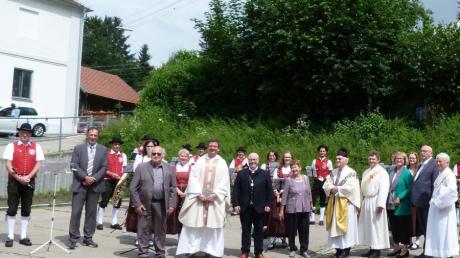 Viele Ziemetshauser freuten sich mit Jubilar Pfarrer Karl B. Thoma über den schönen Dankgottesdienst und das Ständchen der Musikvereinigung.