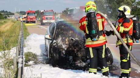 Da war nichts mehr zu retten: Die Feuerwehr Burgau löschte das Auto auf der A8, das letztlich völlig ausbrannte. Von den Insassen wurde zum Glück niemand verletzt.  