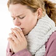 Im Gegensatz zur Erkältung bricht eine Grippe ganz plötzlich aus, während sich die Erkältung durch leichte Symptome bereits vorher ankündigt