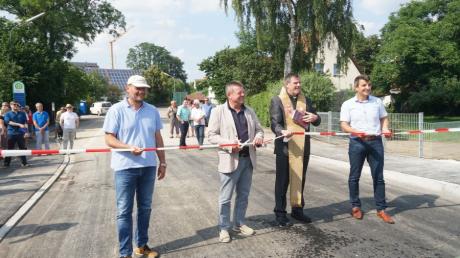 Sie gaben die neue Brücke in Adelzhausen offiziell frei: (von links) Georg Grimbacher von der gleichnamigen Ingenieurbau-Firma, Bürgermeister Lorenz Braun, Pfarrer Eberhard Weigel und Markus Kreitmeier, Bereichsleiter des Staatlichen Bauamts Augsburg.