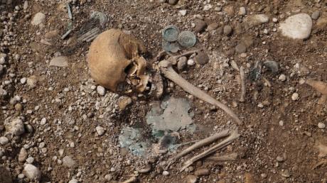 Mit viel Schmuck wurde die Frau in der frühen Bronzezeit im heutigen Kleinaitingen beerdigt.