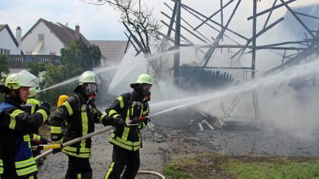 Im Babenhauser Ortsteil Klosterbeuren geriet am Samstag ein Strohlager mit angrenzendem Stall in Brand. 190 Feuerwehrleute waren im Einsatz.