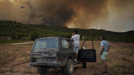 Menschen beobachten einen Waldbrand im spanischen Santa Coloma de Queralt. Das Feuer im Nordosten des Landes ist außer Kontrolle geraten.