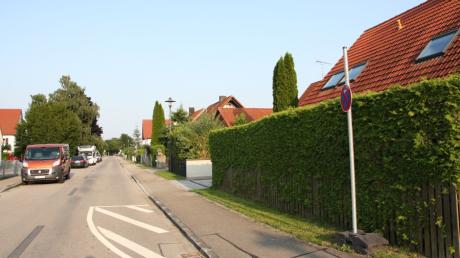 Das einseitige Halteverbot in der Lechfeldstraße
bleibt umstritten. Die Fahrbahnmarkierung war für die mittlerweile entfernten Poller bestimmt und hat nun keine
Bedeutung mehr.
