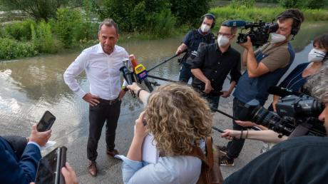 Umweltminister Thorsten Glauber bei einem Termin mit Journalisten an der Donau.