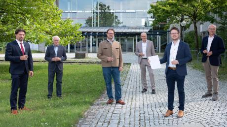 Der Augsburger Wirtschaftswissenschaftler Dennis Steininger (rechts mit Urkunde) erhält den hoch dotierten Wissenschaftspreis 2021 der Kurt und Felicitas Viermetz Stiftung.