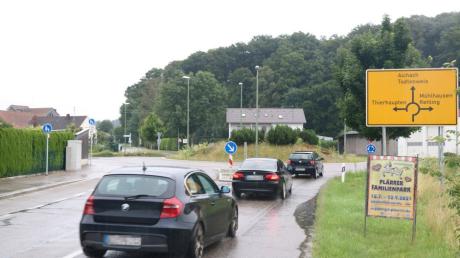 Die Fahrbahndecke des Kreisverkehrs der Staatsstraße 2381 sowie der angrenzenden Straßenäste in Todtenweis-Sand wird vom 30.07.2021 bis zum 13.08.2021 erneuert. 