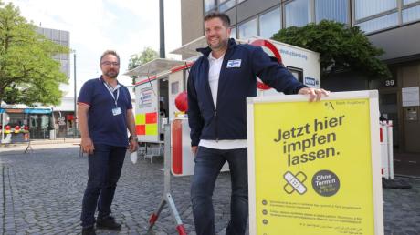Station am Schlössle macht derzeit das Corona-Impfmobil. Frank Plamboeck (links)  von der Stadt Augsburg und Stephan Hampel von der Bäuerle Ambulanz koordinieren die Abläufe. 