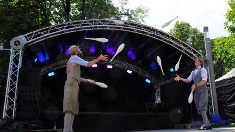 Das Duo Opus Furore, Jonglierkünstler und Comedians, trat bei La Strada im Kulturbiergarten am Königsplatz auf.