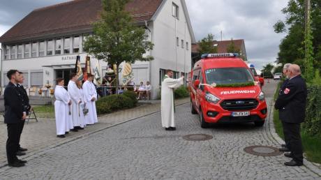 Pfarrer Thomas Brom segnete den neuen Mannschaftstransportwagen der Feuerwehr Winterrieden.